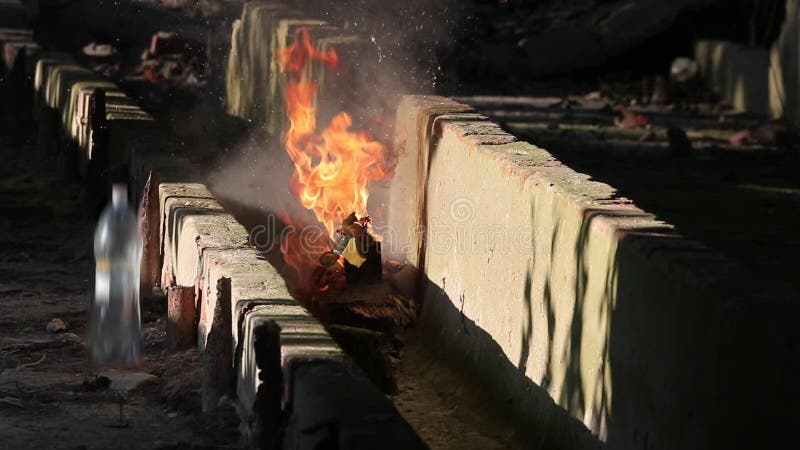 Explosión del fuego de la botella en un vídeo constructivo abandonado de la cámara lenta