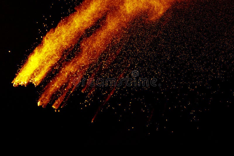 Explosão de poeira alaranjada abstrata no fundo preto fotografia de stock royalty free Explosão de poeira alaranjada abstrata no fundo preto fotografia de stock royalty free