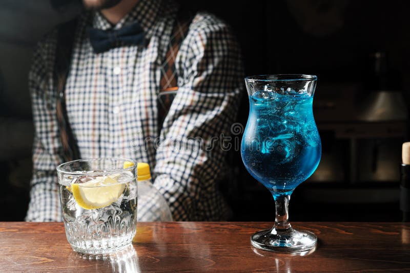 Exponeringsglas av blå vodka för coctailar på stångbakgrund royaltyfria bilder Exponeringsglas av blå vodka för coctailar på stångbakgrund royaltyfria bilder