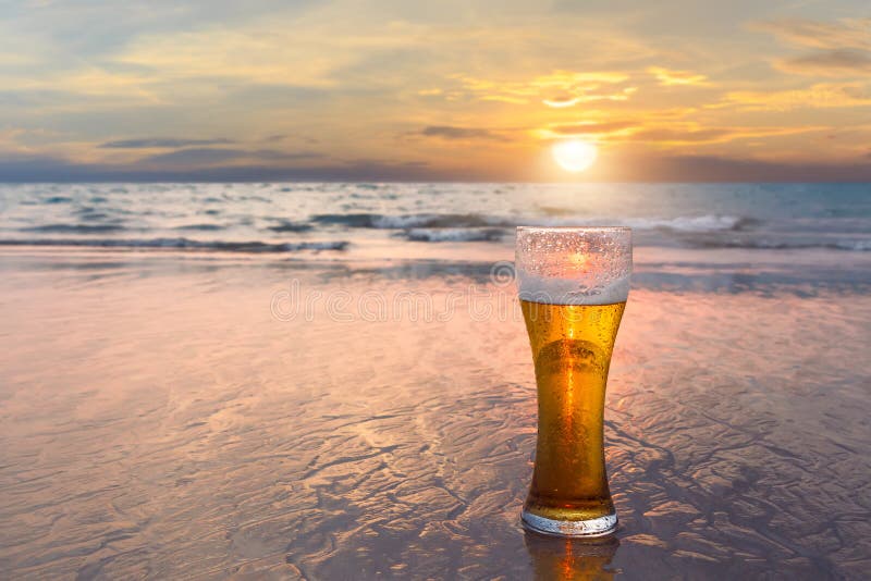 Exponeringsglas av kallt öl på havskusten på solnedgången Koppla av på stranden royaltyfria bilder Exponeringsglas av kallt öl på havskusten på solnedgången Koppla av på stranden royaltyfria bilder