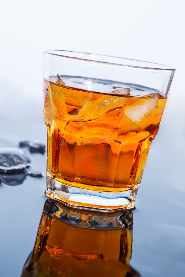 Exponeringsglas av med is whisky royaltyfri fotografi Exponeringsglas av med is whisky royaltyfri fotografi