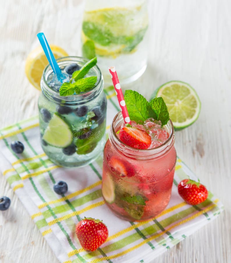 Exponeringsglas av ny hemlagad fruktsaft royaltyfri bild Exponeringsglas av ny hemlagad fruktsaft royaltyfri bild
