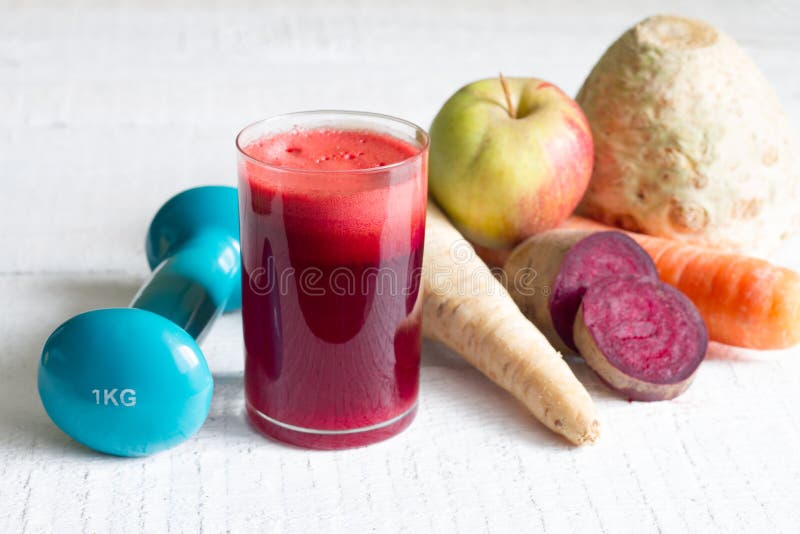 Exponeringsglas av organisk fruktsaft med rå frukt och grönsaker och hantel fotografering för bildbyråer Exponeringsglas av organisk fruktsaft med rå frukt och grönsaker och hantel fotografering för bildbyråer