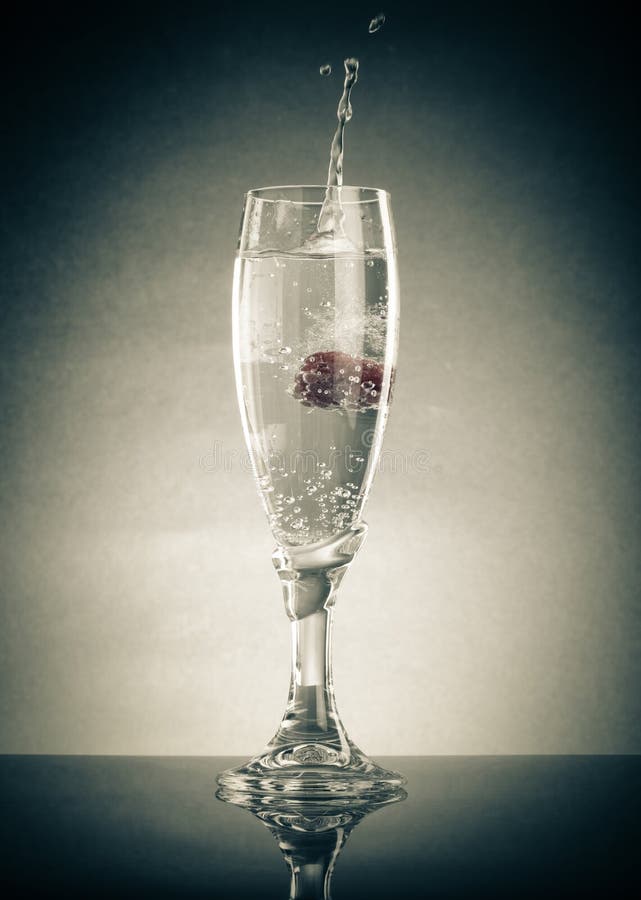 Exponeringsglas av pop, hallon och färgstänk på en ljus bakgrund med royaltyfria foton Exponeringsglas av pop, hallon och färgstänk på en ljus bakgrund med royaltyfria foton