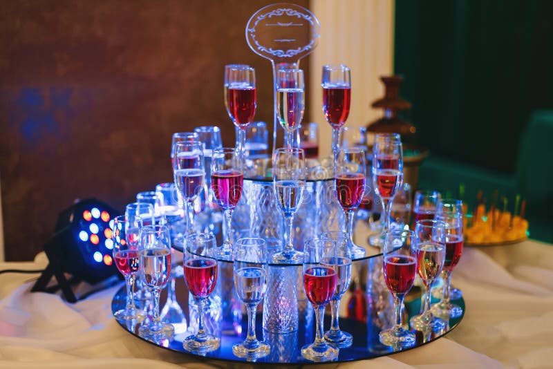 Exponeringsglas av vin och champagne i stång av restaurangen arkivbilder Exponeringsglas av vin och champagne i stång av restaurangen arkivbilder