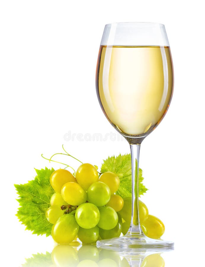 Exponeringsglas av vitt vin och en grupp av isolerade mogna druvor arkivfoton Exponeringsglas av vitt vin och en grupp av isolerade mogna druvor arkivfoton