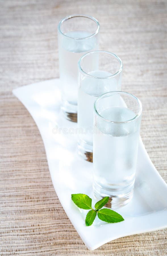Exponeringsglas av vodka fotografering för bildbyråer Exponeringsglas av vodka fotografering för bildbyråer