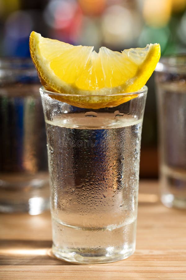 Exponeringsglas av vodka med citronen royaltyfri foto Exponeringsglas av vodka med citronen royaltyfri foto