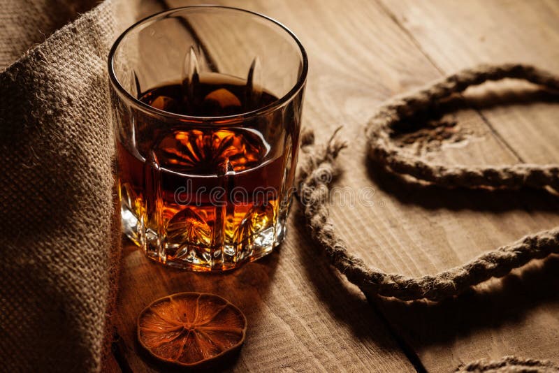 Exponeringsglas av whisky och repet arkivfoton Exponeringsglas av whisky och repet arkivfoton