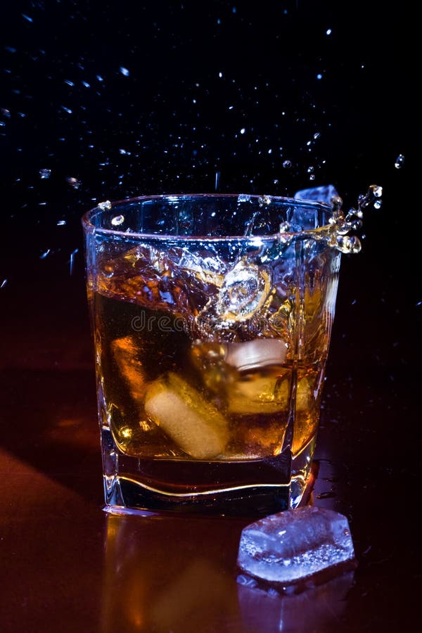 exponeringsglas iced whisky royaltyfria foton exponeringsglas iced whisky royaltyfria foton