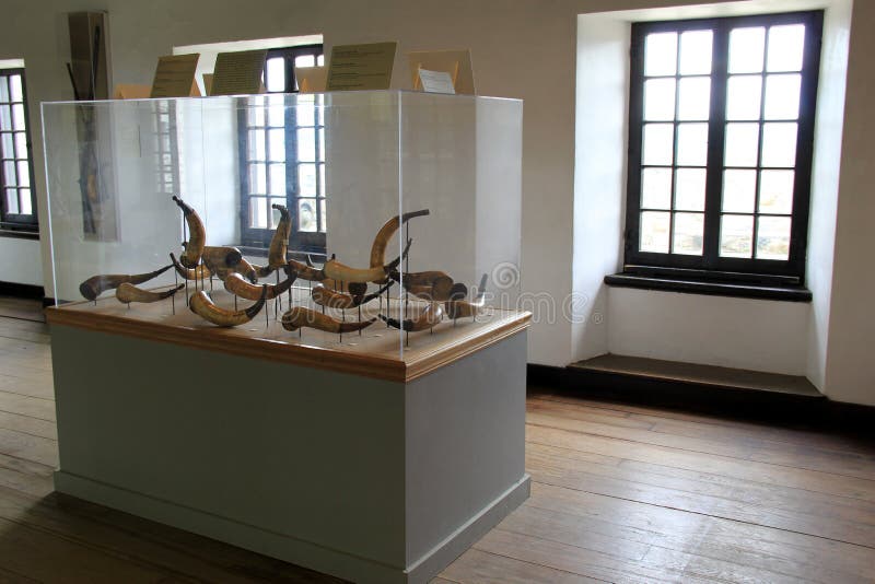 Exponeringsglas inneslutade skärm av historiska pulverhorn, fortet Ticonderoga, New York, 2014 arkivfoton Exponeringsglas inneslutade skärm av historiska pulverhorn, fortet Ticonderoga, New York, 2014 arkivfoton