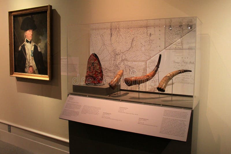 Exponeringsglas inneslutade skärm av historiska pulverhorn, institutet av historia och konst, 2016 fotografering för bildbyråer Exponeringsglas inneslutade skärm av historiska pulverhorn, institutet av historia och konst, 2016 fotografering för bildbyråer