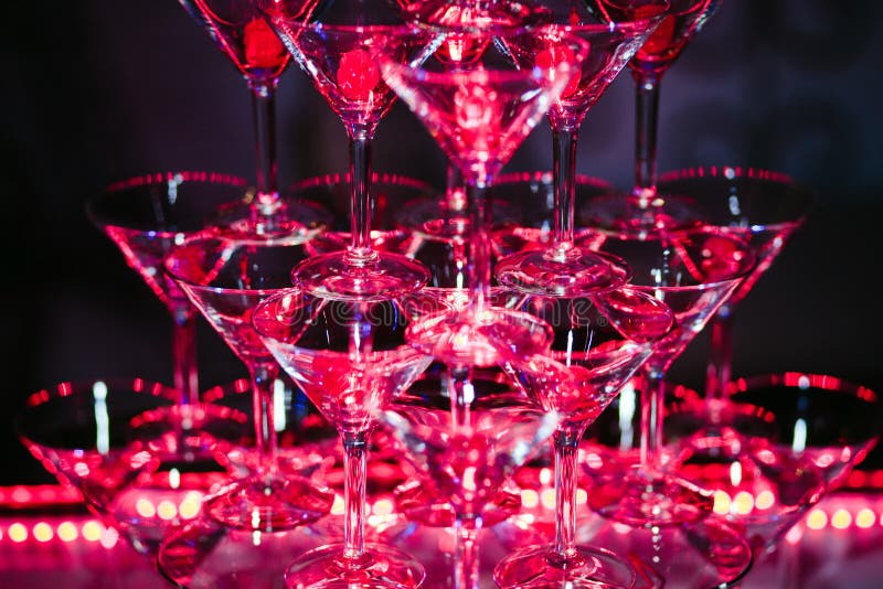 Exponeringsglas med alkoholiserade coctailar är den härliga glidbanan beautifully exponerad i stången royaltyfria bilder Exponeringsglas med alkoholiserade coctailar är den härliga glidbanan beautifully exponerad i stången royaltyfria bilder