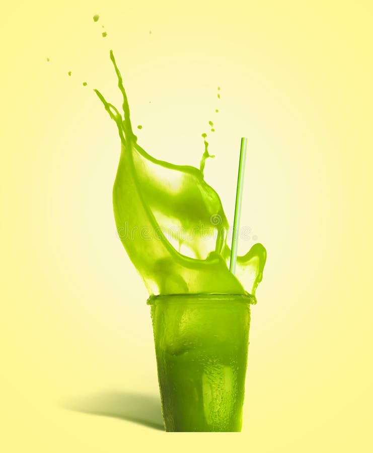 Exponeringsglas med att dricka sugrör och drycken för gräsplanfärgstänksommar: smoothie eller fruktsaft på gul bakgrund royaltyfria bilder Exponeringsglas med att dricka sugrör och drycken för gräsplanfärgstänksommar: smoothie eller fruktsaft på gul bakgrund royaltyfria bilder