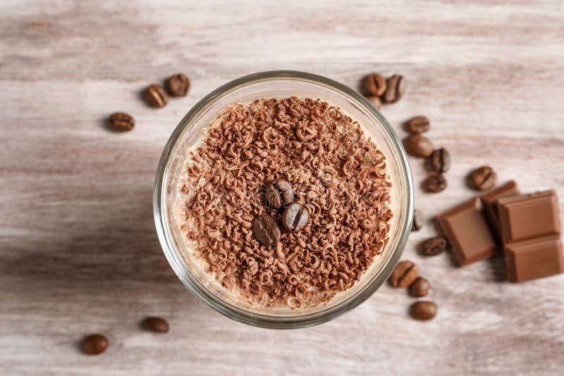 Exponeringsglas med chokladproteinskakan på trätabellen, arkivfoton Exponeringsglas med chokladproteinskakan på trätabellen, arkivfoton