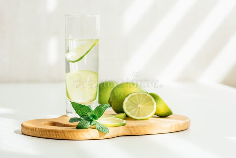 Exponeringsglas med vatten-, limefrukt- och mintkaramellsidor fotografering för bildbyråer Exponeringsglas med vatten-, limefrukt- och mintkaramellsidor fotografering för bildbyråer