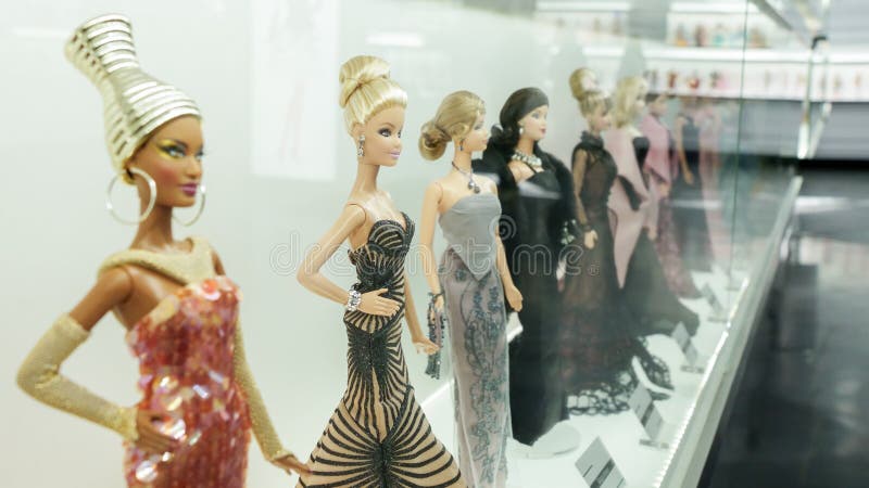 Exposición De Barbie Expo En El Centro De Mall Les Cours Mont Ropa Elegante De Historia. Gran Exposición De Moda De Bar Foto editorial Imagen de historia, grande: 267699641