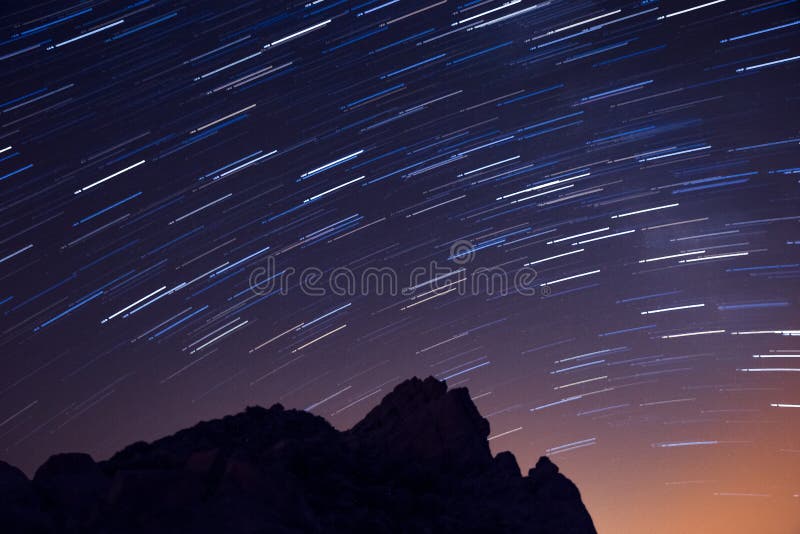 Exposición de largo plazo de estrellas sobre el paisaje volcánico del parque nacional de Teide, Tenerife, España fotos de archivo libres de regalías Exposición de largo plazo de estrellas sobre el paisaje volcánico del parque nacional de Teide, Tenerife, España fotos de archivo libres de regalías