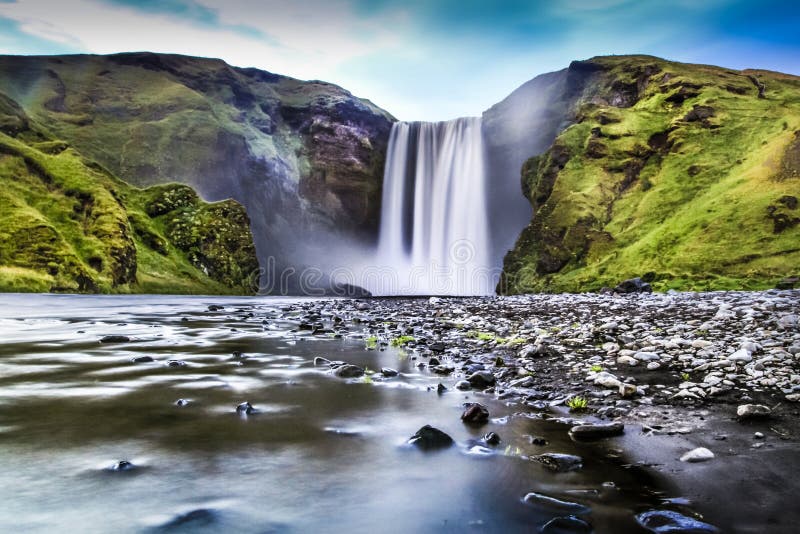Exposición larga de la cascada famosa de Skogafoss en Islandia en la oscuridad