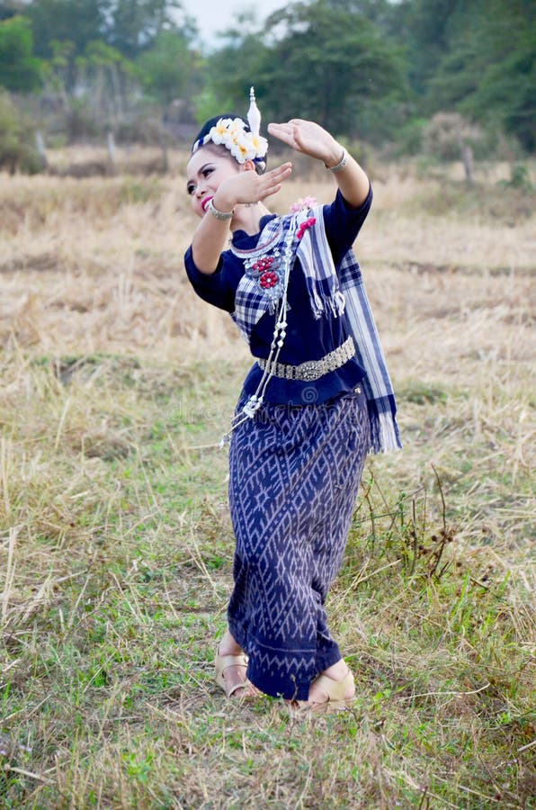 Exposition thaïlandaise de style de danse de personnes de tai de phu de fille pour la prise de photographe image libre de droits Exposition thaïlandaise de style de danse de personnes de tai de phu de fille pour la prise de photographe image libre de droits