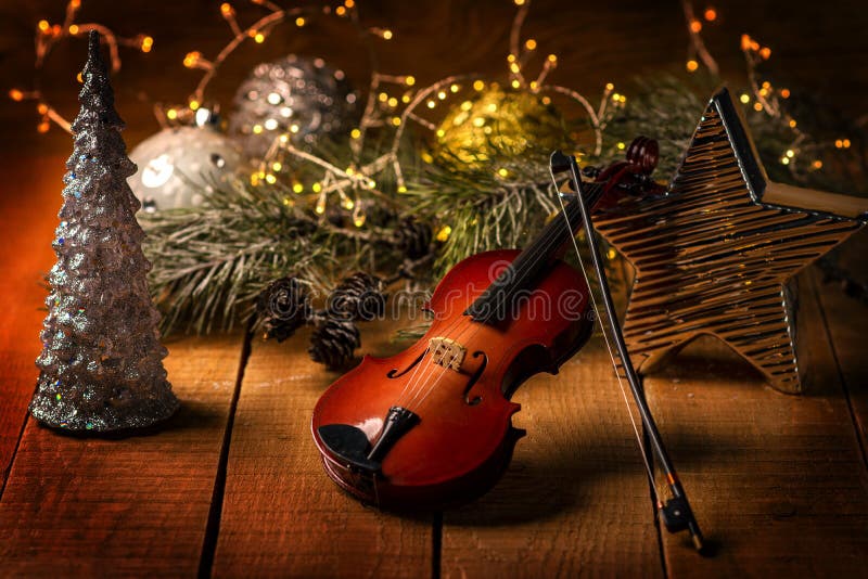Cây thông Giáng sinh được trang trí bằng chiếc đàn violin quý giá sẽ mang đến cho bạn cảm giác thật sự rộn ràng trong mùa lễ hội này. Hãy cùng chiêm ngưỡng hình ảnh này và cảm nhận.