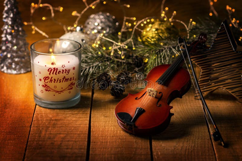 Hòa với không khí Giáng sinh, Nhạc nền Giáng sinh đẹp nhất sẽ mang đến cho bạn cảm giác tuyệt vời. Âm nhạc phản ánh tinh thần lễ hội và nâng cao tinh thần đón chào một mùa Giáng sinh ấm áp và hạnh phúc.