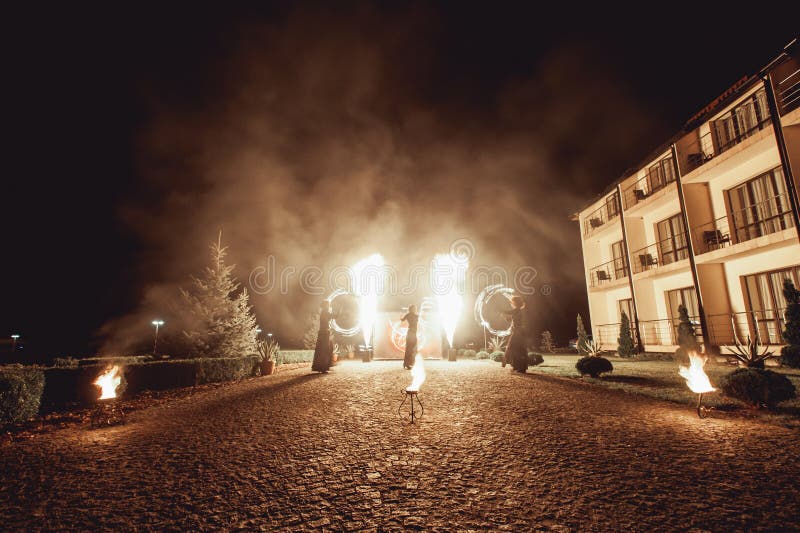 Expositions de danse du feu la nuit Exposition étonnante du feu en tant qu'élément de cérémonie de mariage photos stock Expositions de danse du feu la nuit Exposition étonnante du feu en tant qu'élément de cérémonie de mariage photos stock