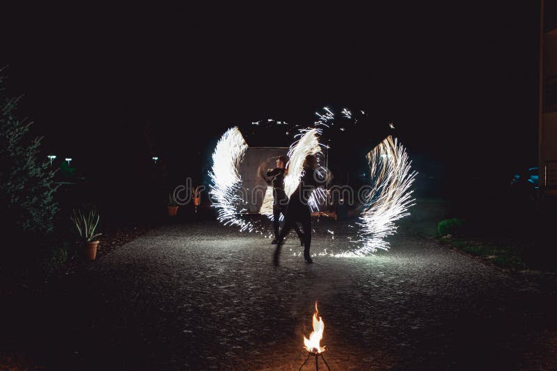 Expositions de danse du feu la nuit Exposition étonnante du feu en tant qu'élément de cérémonie de mariage photo libre de droits Expositions de danse du feu la nuit Exposition étonnante du feu en tant qu'élément de cérémonie de mariage photo libre de droits