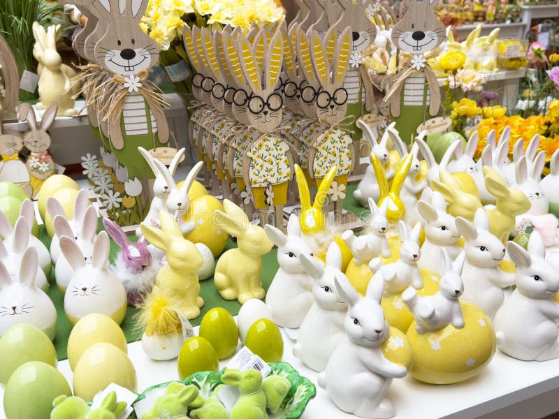 Exposição colorida de coelho de páscoa com coelhos cerâmicos e ovos decorativos foto de stock