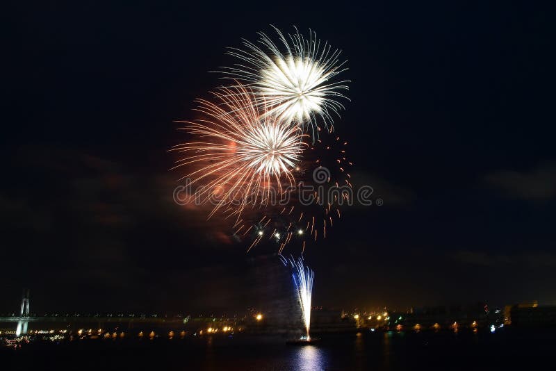 Exposição de Hanabi ou de fogos-de-artifício em Yokohama, Japão imagem de stock Exposição de Hanabi ou de fogos-de-artifício em Yokohama, Japão imagem de stock