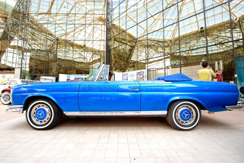 Exposição do carro na mostra de carro clássica de Bucareste