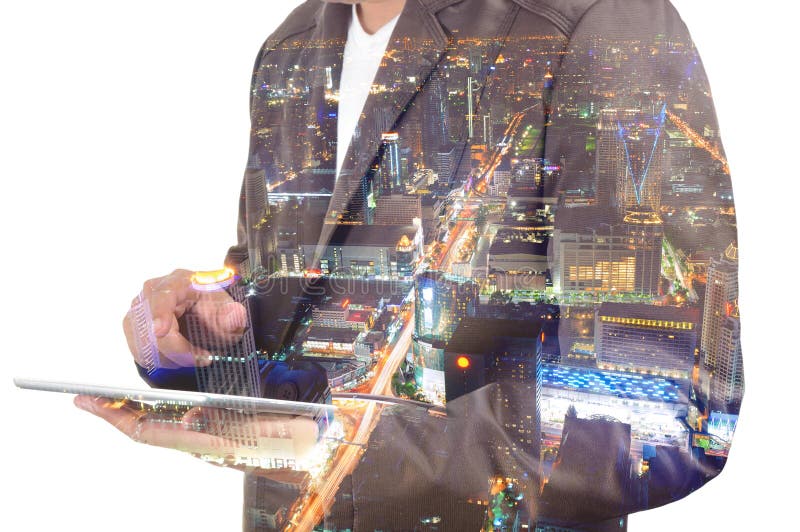 Exposição dobro de um homem de negócios e de uma cidade usando uma tabuleta sobre foto de stock royalty free Exposição dobro de um homem de negócios e de uma cidade usando uma tabuleta sobre foto de stock royalty free
