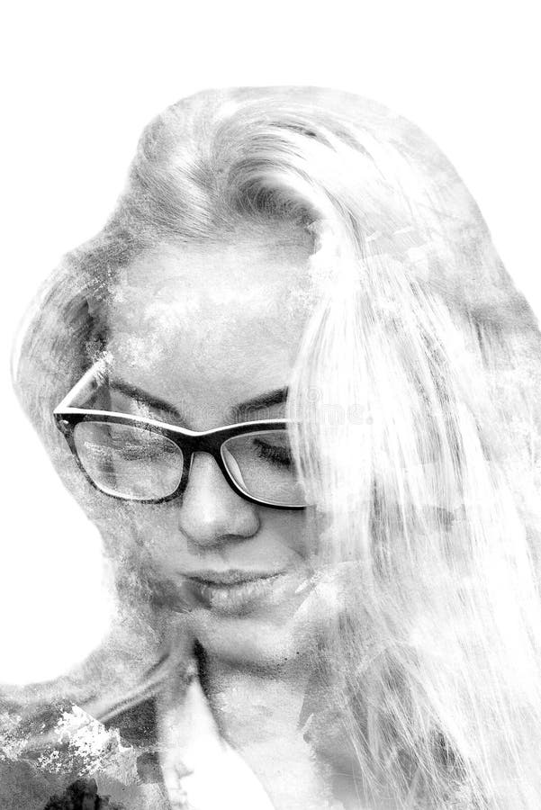 Exposição dobro de uma menina bonita nova Retrato pintado de uma cara fêmea Imagem preto e branco isolada no fundo branco ilustração stock Exposição dobro de uma menina bonita nova Retrato pintado de uma cara fêmea Imagem preto e branco isolada no fundo branco ilustração stock