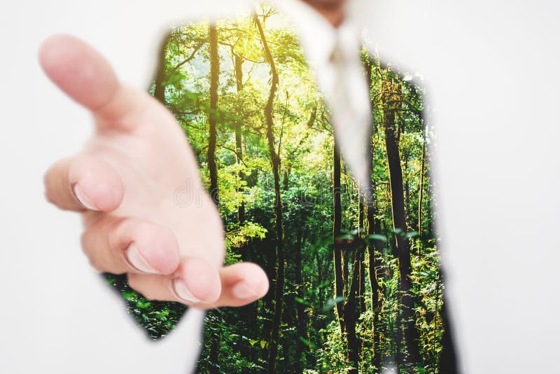 Exposição dobro, homem de negócios que estica a agitação corpo a corpo com as árvores verdes na floresta negócio amigável e suste imagem de stock Exposição dobro, homem de negócios que estica a agitação corpo a corpo com as árvores verdes na floresta negócio amigável e suste imagem de stock