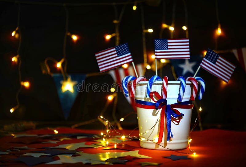 A exposição dos fogos de artifício comemora o Dia da Independência da nação do Estados Unidos da América no quarto de julho conno imagens de stock A exposição dos fogos de artifício comemora o Dia da Independência da nação do Estados Unidos da América no quarto de julho conno imagens de stock
