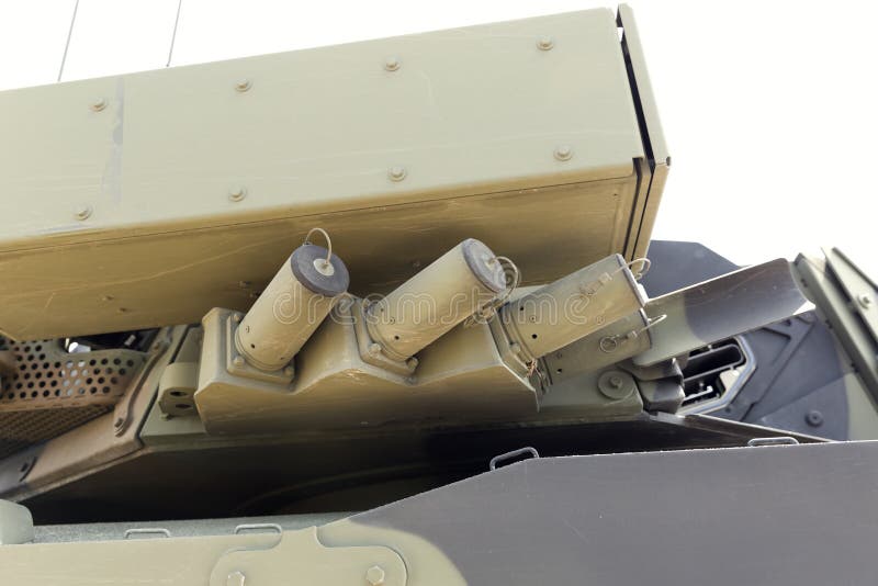 Exposição de equipamento militar pesado. Tanque do exército com canhões imagem de stock royalty free