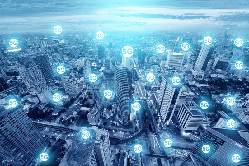 exposição múltipla dos ícones 5G no plano de futuro grande da tecnologia da conexão da skyline da cidade fotografia de stock exposição múltipla dos ícones 5G no plano de futuro grande da tecnologia da conexão da skyline da cidade fotografia de stock