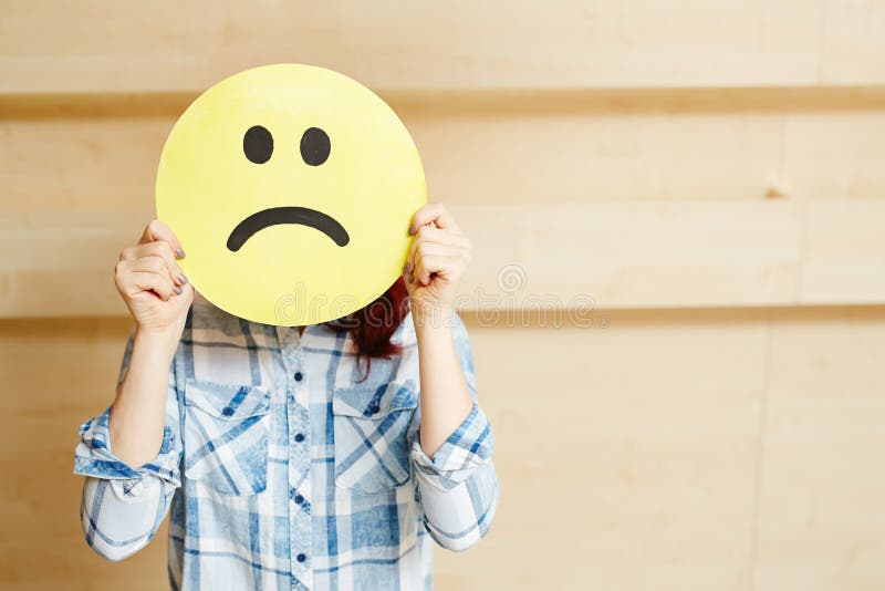 Expressando a tristeza com máscara de Emoji imagens de stock royalty free Expressando a tristeza com máscara de Emoji imagens de stock royalty free