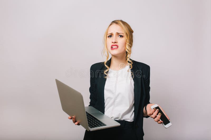 Expression des émotions vraies bouleversées de femme d'affaires blonde sur le fond blanc Employé de bureau moderne, ordinateur po images stock Expression des émotions vraies bouleversées de femme d'affaires blonde sur le fond blanc Employé de bureau moderne, ordinateur po images stock