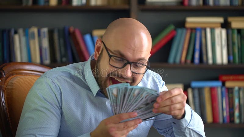 Expression satisfaisante d'homme d'affaires de Happy Count Income de l'épargne heureuse de finances clips vidéos