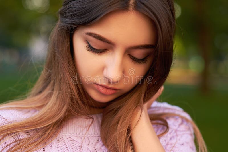 Timidez Emocional Face De Uma Linda Jovem Tímida Que Expresse Timidez Retrato Do Estúdio Roxo