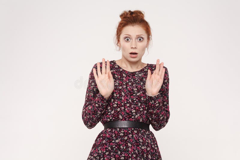 Expressões e emoções do rosto humano A jovem mulher do ruivo entrega u foto de stock Expressões e emoções do rosto humano A jovem mulher do ruivo entrega u foto de stock