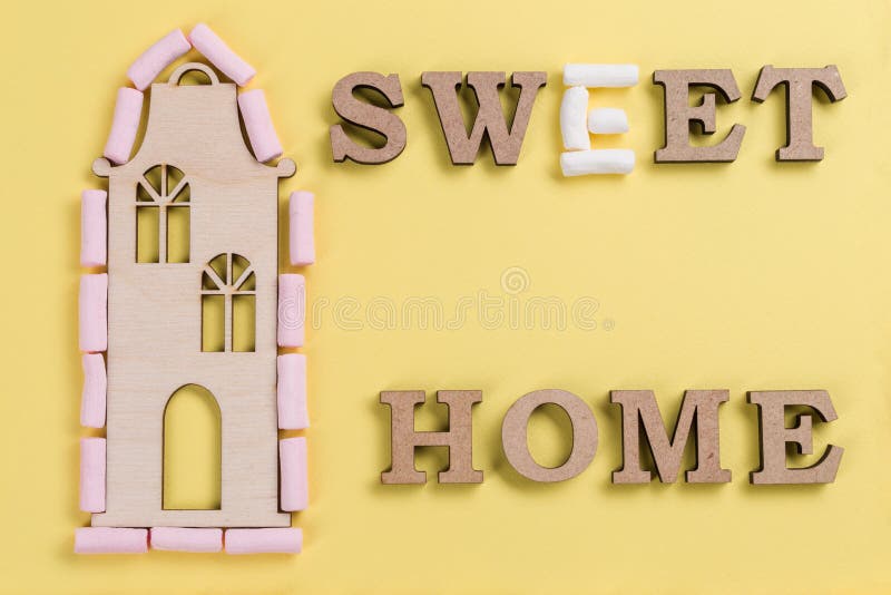 Exprimez la maison douce des lettres en bois d'abrégé sur guimauve images stock Exprimez la maison douce des lettres en bois d'abrégé sur guimauve images stock