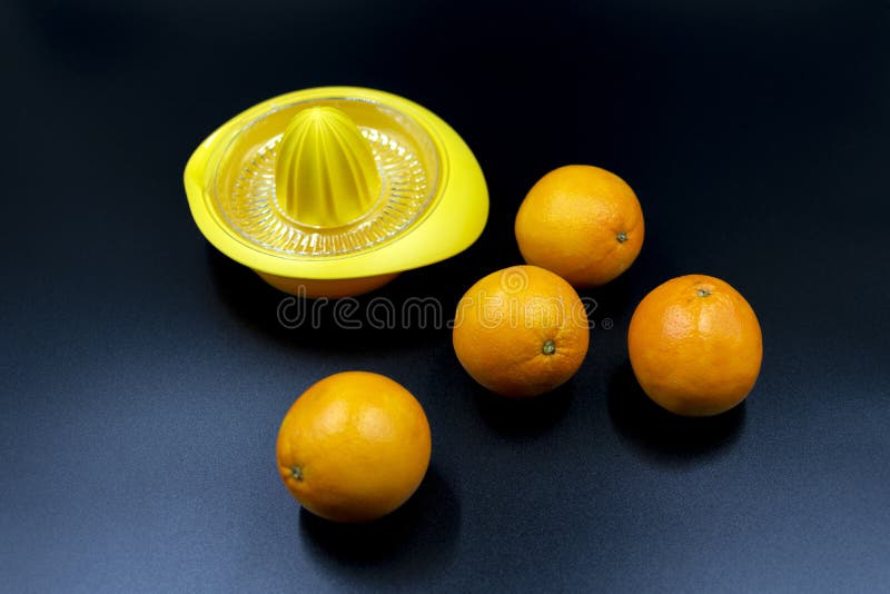 Exprimidor de naranja amarillo con naranjas imagenes de archivo Exprimidor de naranja amarillo con naranjas imagenes de archivo