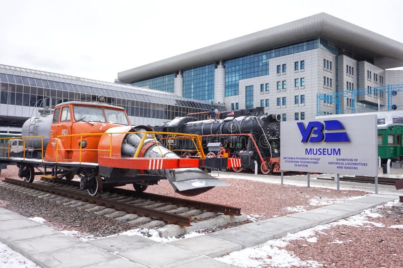 Expunerea de trenuri retrovizoare și de echipamente feroviare vechi la gara din Kiev. stock photo