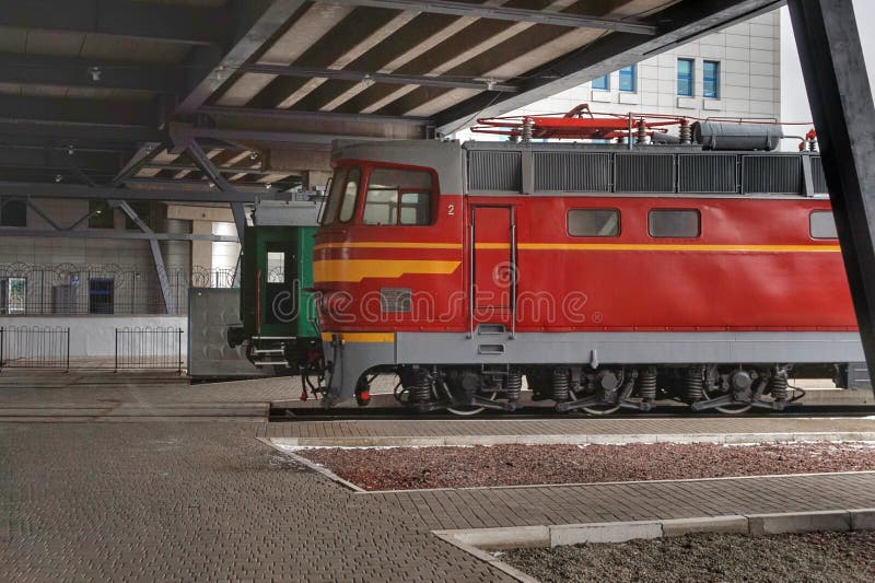 Expunerea de trenuri retrovizoare și de echipamente feroviare vechi la gara din Kiev. stock photography