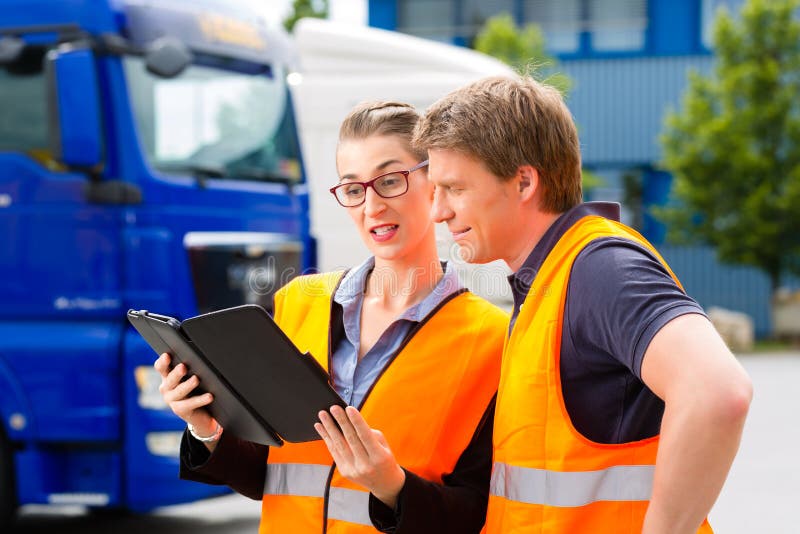 Expéditeur devant des camions sur un dépôt images stock Expéditeur devant des camions sur un dépôt images stock