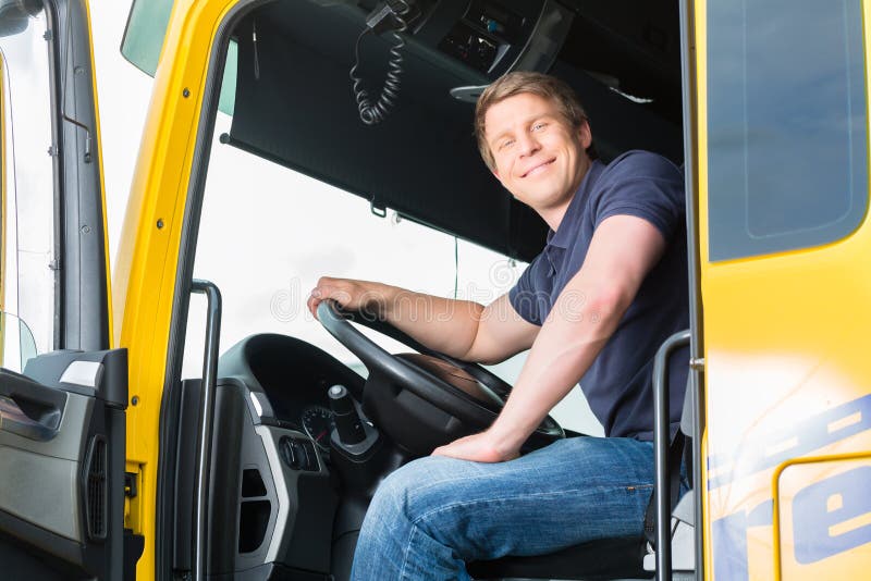 Expéditeur ou chauffeur de camion dans le chapeau de conducteurs photos libres de droits Expéditeur ou chauffeur de camion dans le chapeau de conducteurs photos libres de droits