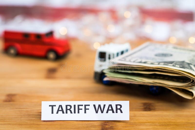 Expédition de guerre de tarif, commerce et concept de commerce avec des dollars des Etats-Unis chargés sur la caisse de camion image libre de droits Expédition de guerre de tarif, commerce et concept de commerce avec des dollars des Etats-Unis chargés sur la caisse de camion image libre de droits