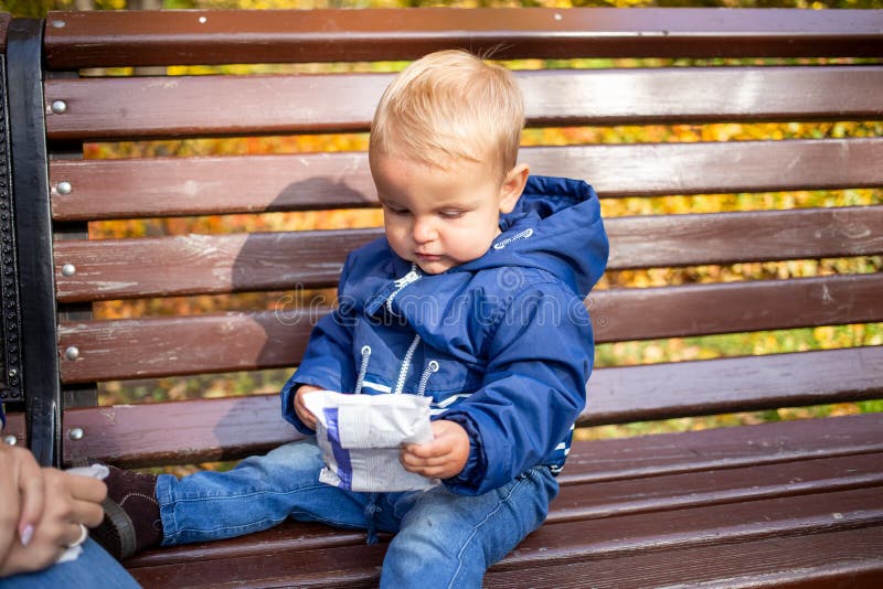 Bébé Mignon Vêtements Suspendus Sur La Corde à Linge Extérieur. Linge  Enfant Suspendu En Ligne Dans Le Jardin Sur Fond Vert. Bébé Image stock -  Image du bleu, frais: 209993817